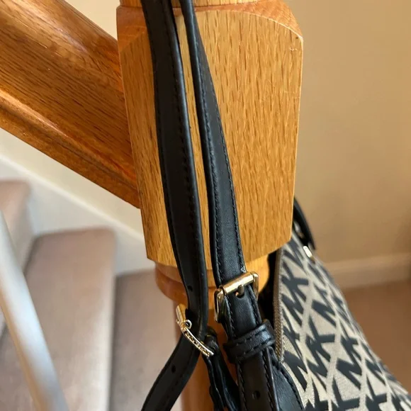 Michael Kors Black and Tan Tote Bag beautiful! - Picture 7 of 16